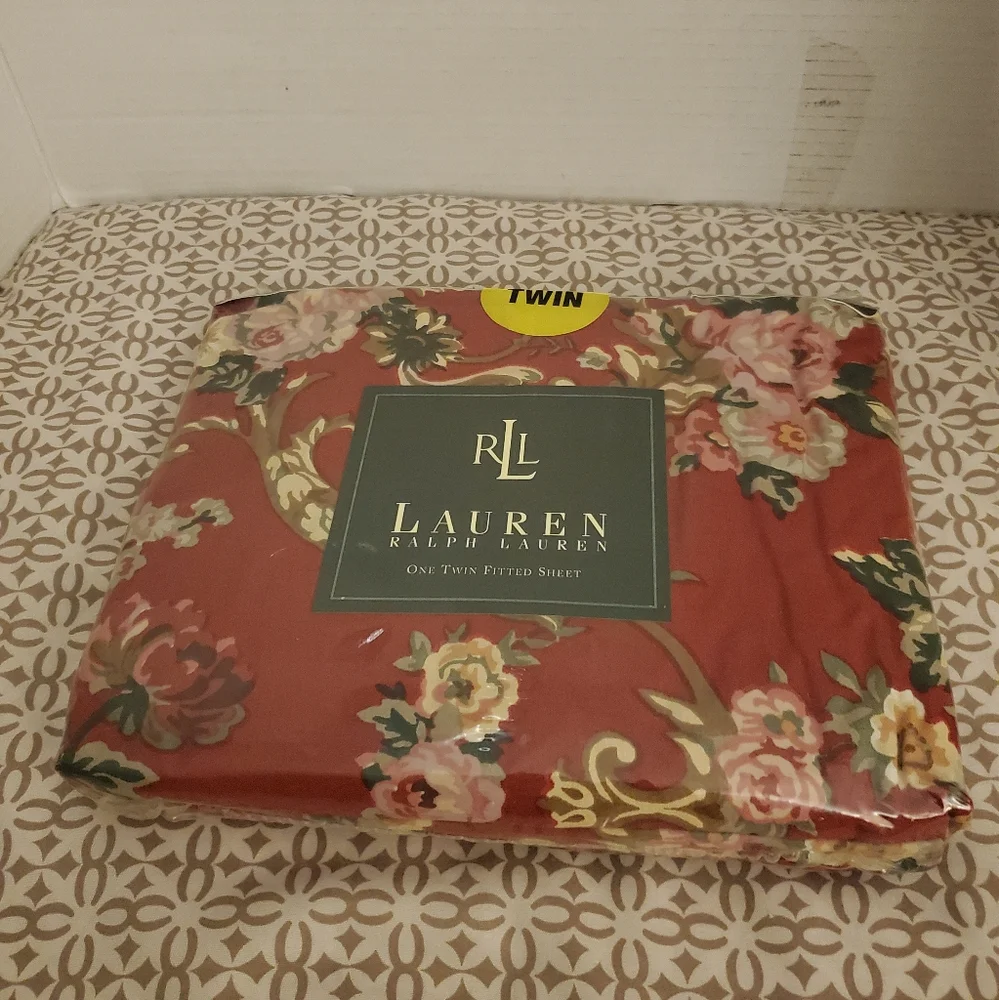Lauren Ralph Lauren Floral Pattern Twin Fitted Sheet.